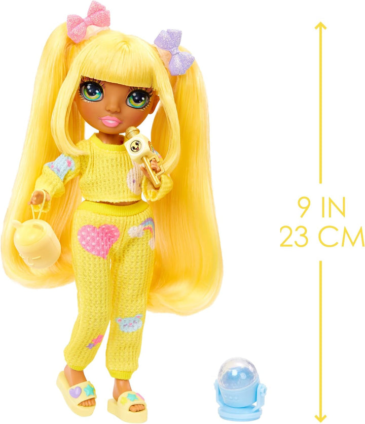 Rainbow High Junior High PJ Party - Sunny (galben) - păpușă de 22 cm cu salopetă moale, papuci și accesorii de joacă - jucărie pentru copii - ideală pentru 4-12 ani