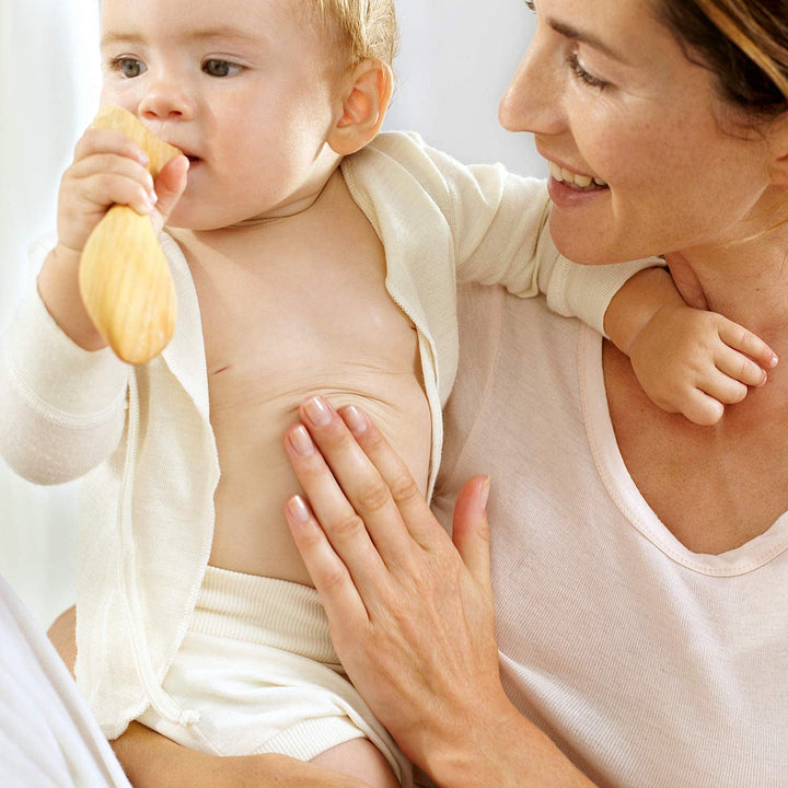 WELEDA Organic Baby Calendula Care Milk - Loțiune de corp cosmetică naturală cu ulei de migdale și ceară de albine pentru îngrijirea și curățarea pielii uscate a bebelușilor. Loțiune delicată de îngrijire a pielii pentru bebeluși și copii (1x 200ml)