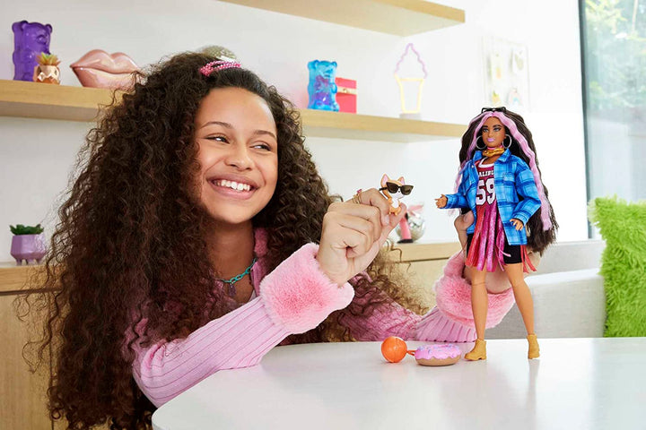 Barbie HDJ46 - Păpușă extra în rochie cu tricou de baschet și accesorii, cu animal de companie Corgi, păr creț extra lung cu șuvițe roz și articulații flexibile, jucărie cadou pentru copii de peste 3 ani