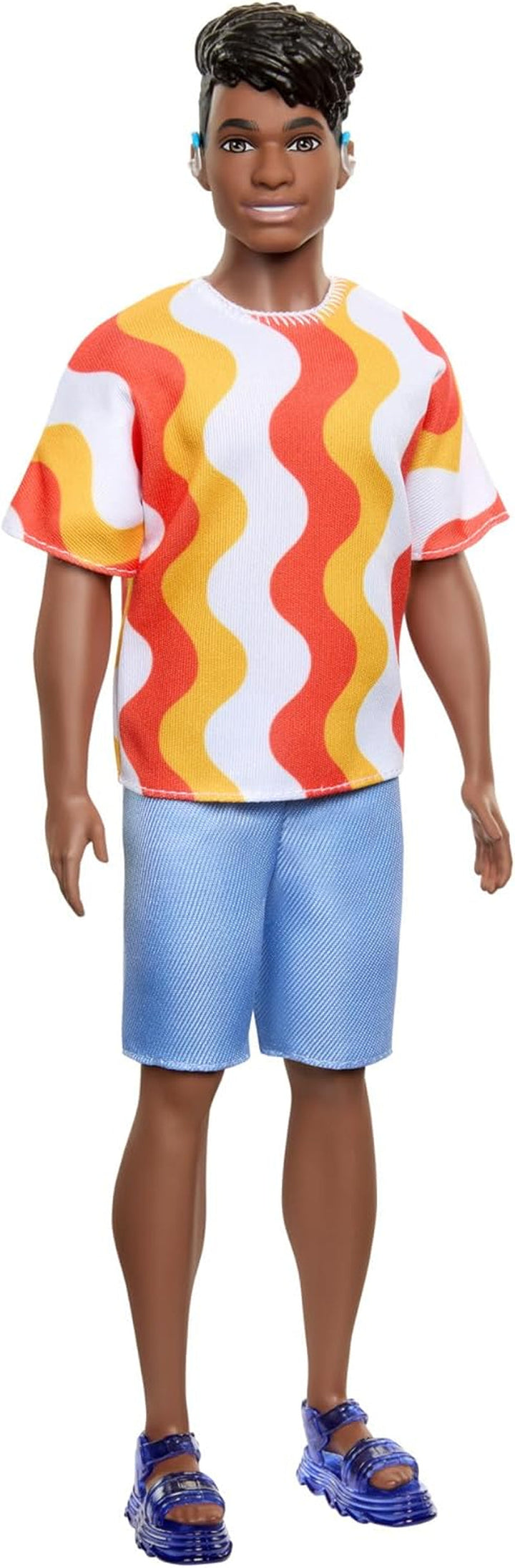 Barbie Fashionistas Ken Doll nr. 220 Cu bretele și formă largă a corpului într-o cămașă detașabilă cu model portocaliu, pantaloni scurți și sandale cu platformă, HRH23