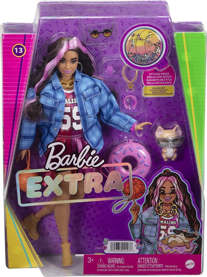 Barbie HDJ46 - Păpușă extra în rochie cu tricou de baschet și accesorii, cu animal de companie Corgi, păr creț extra lung cu șuvițe roz și articulații flexibile, jucărie cadou pentru copii de peste 3 ani