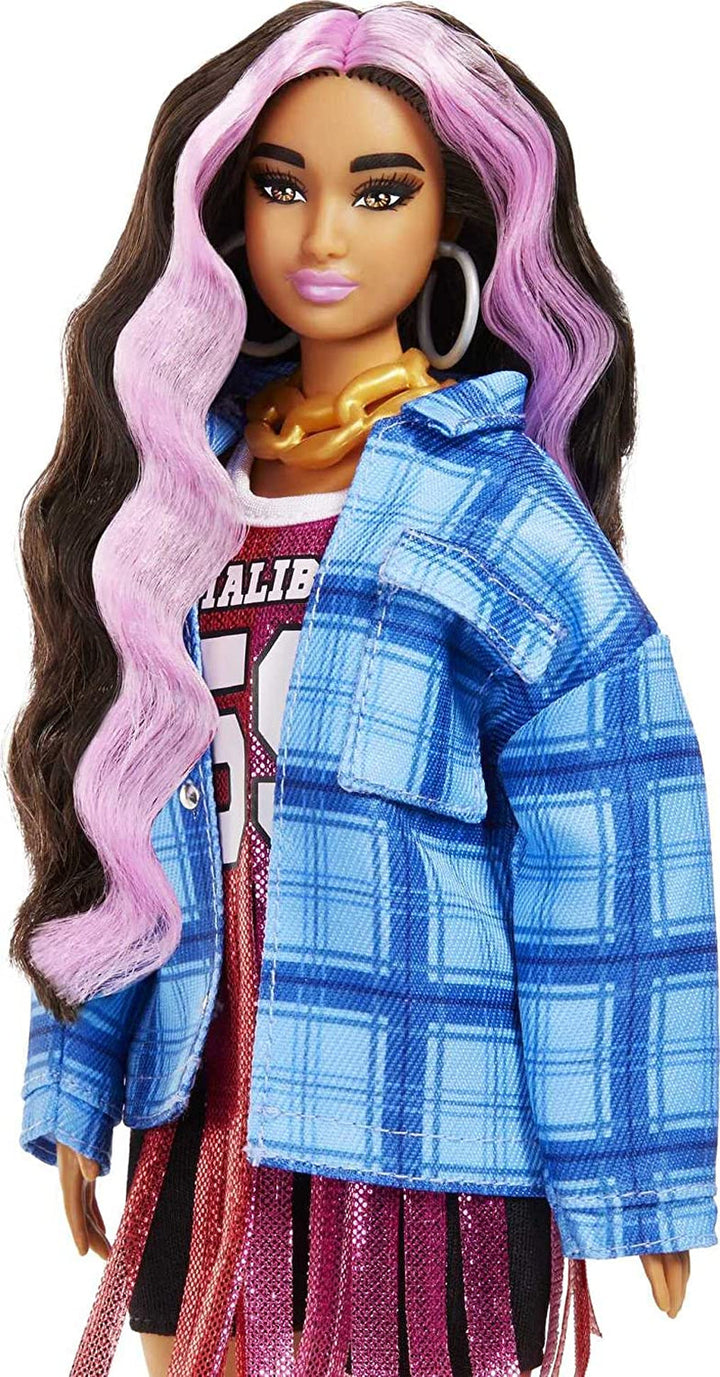 Barbie HDJ46 - Păpușă extra în rochie cu tricou de baschet și accesorii, cu animal de companie Corgi, păr creț extra lung cu șuvițe roz și articulații flexibile, jucărie cadou pentru copii de peste 3 ani