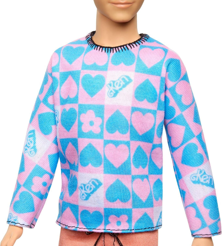 Barbie Fashionistas Ken Doll nr. 219 cu corp subțire și cămașă cu mânecă lungă cu model detașabil în roz și albastru și pantaloni scurți roz, HRH24