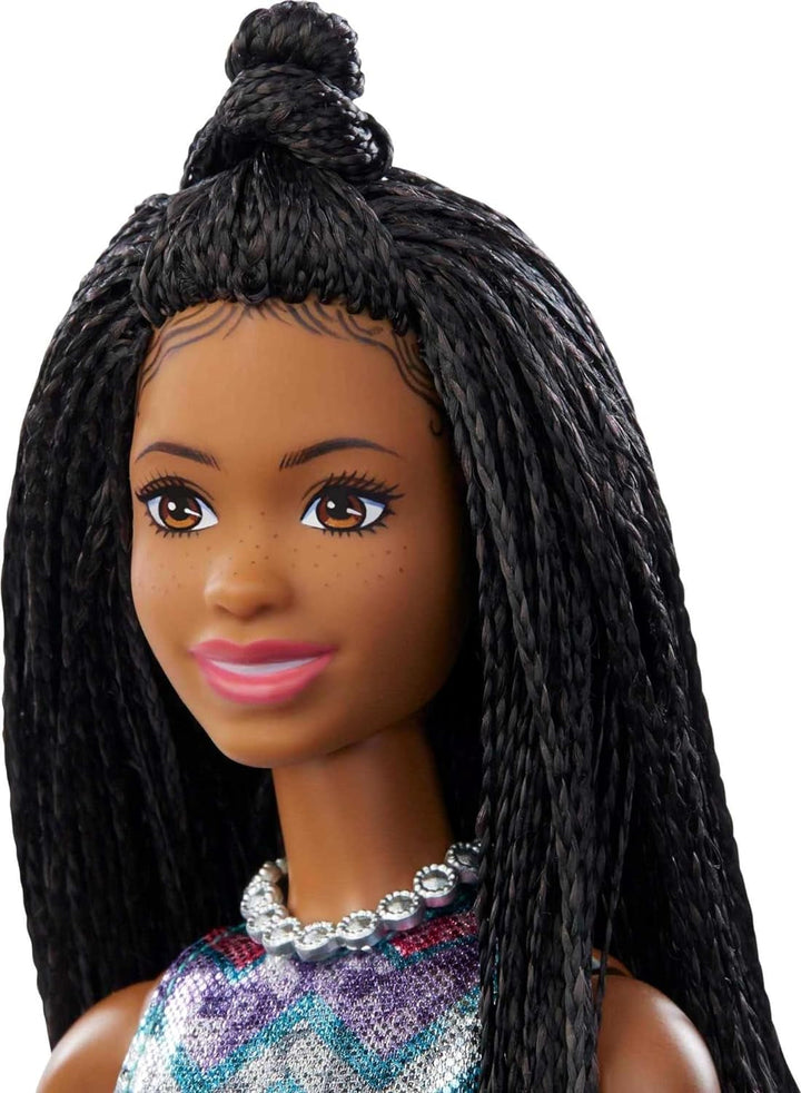 Barbie GYJ22 - scenă liberă pentru păpușa Big Dream Brooklyn (aprox. 30 cm, codițe maro) cu melodii din film, lumini, microfon și accesorii, cadou pentru copii de la 3 ani în sus