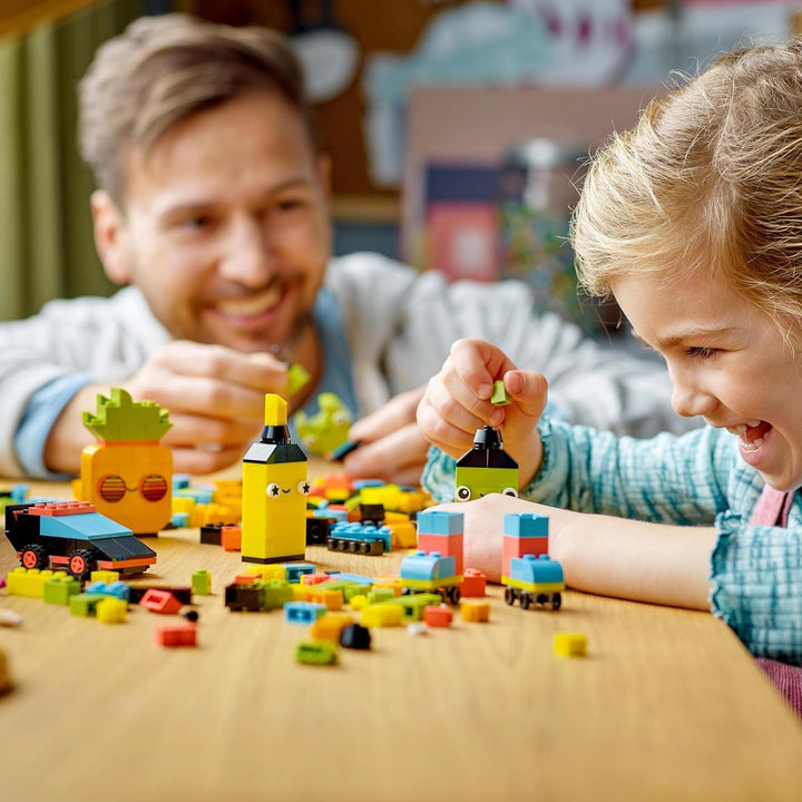 LEGO 11027 Classic Neon Creative Building Set, Brick Box Set, Jucărie de construcție cu modele: mașină, ananas, extraterestru, patine cu rotile, figuri și multe altele, pentru copii de la 5 ani în sus