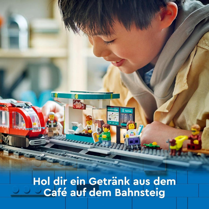 Tramvai LEGO City cu stație, idee de cadou pentru fanii jucăriilor cu vehicule de la 7 ani, cu 6 minifigurine și un câine ghid pentru jocuri de rol, jucărie de construcție 60423