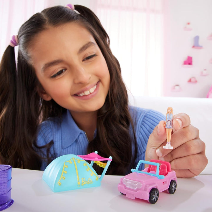 Barbie Mini Barbieland set de păpuși și vehicule de jucărie, păpușă de 1,5 inci și vehicul de jucărie iconic cu surpriză care își schimbă culoarea, HYF43