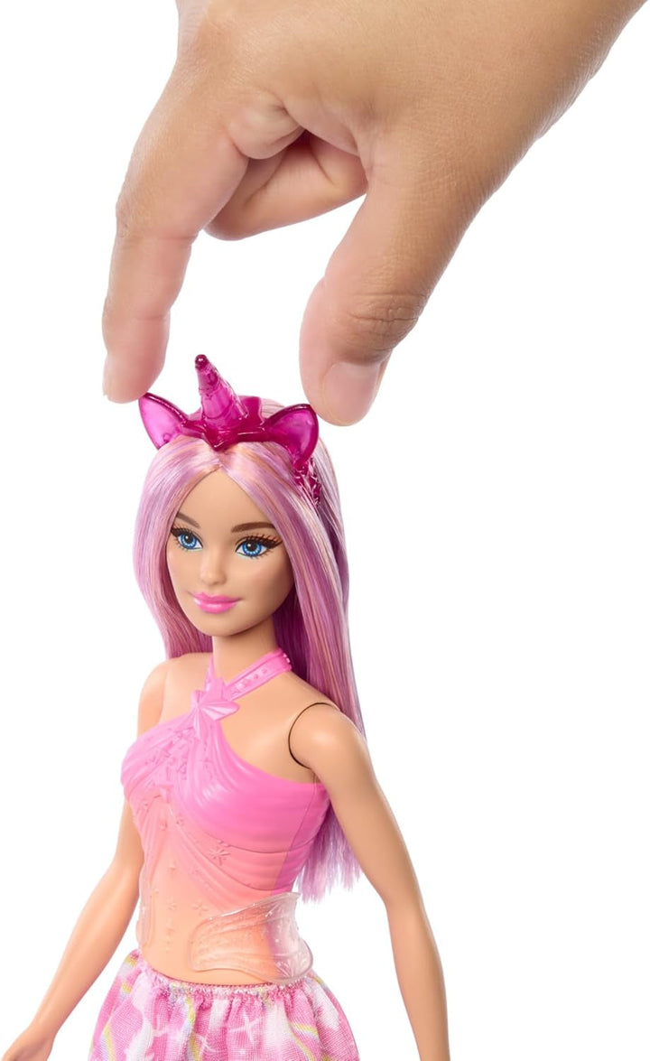 Păpuși Barbie Unicorn cu păr fantezie colorat, ținute cu gradient de culoare și accesorii fantezie în jurul temei unicorn, HRR13