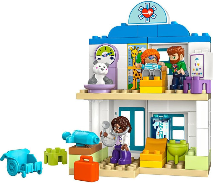 LEGO DUPLO Town Prima vizită la doctor, jucărie de construcție, set de joacă pentru a promova abilitățile motorii fine, cadou pentru copiii mici de la 2 ani, jucărie educativă, joc de rol în spital 10449
