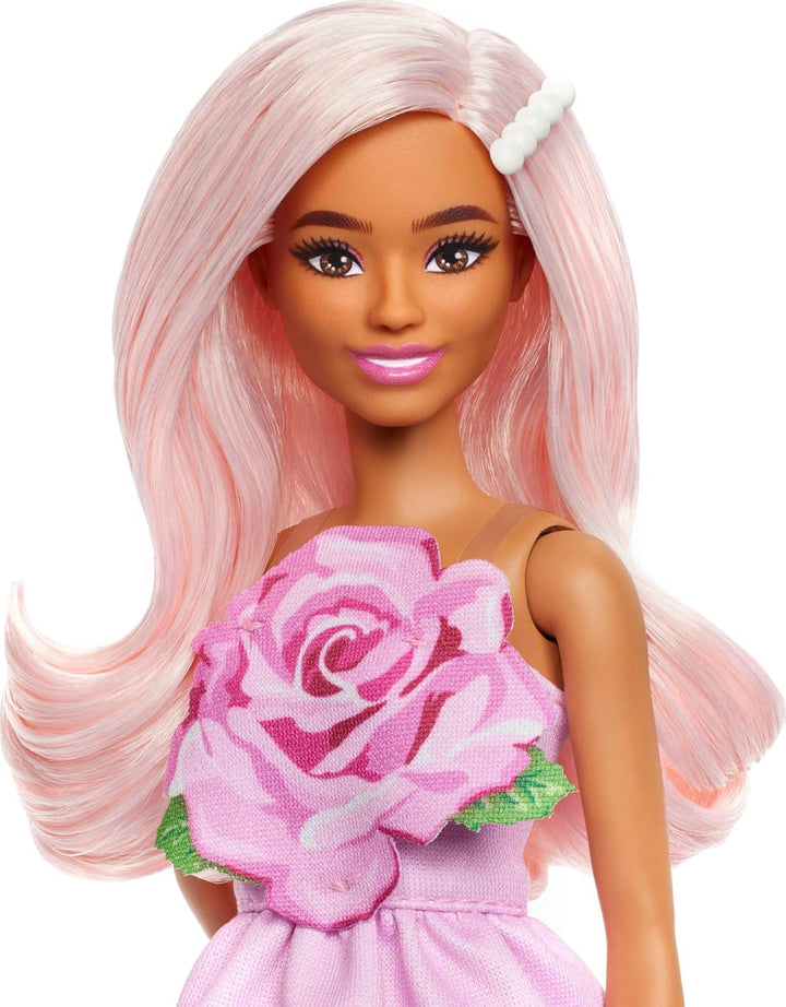 Păpușă Barbie Fashionistas nr. 238 cu păr roz pastel, rochie fără bretele cu partea de sus roz, clemă de păr cu perle și pantofi cu barete cu toc înalt, HYT94