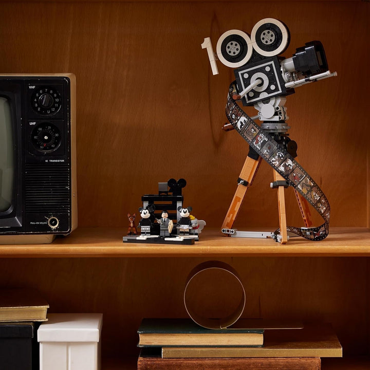 LEGO | Disney Camera - Tribute to Walt Disney, Set pentru adulți cu mini figurine Mickey și Minnie Mouse, figurine Bambi și Dumbo, Cadou pentru femei, bărbați și fani, Expoziție 43230