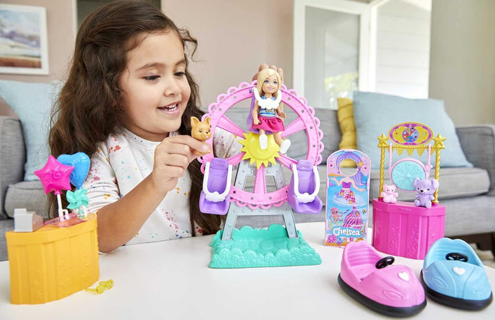 Barbie GHV82 - Chelsea Fairground Playset Cu Păpușă, Aprox. 15 Cm, Blondă, Cu Modă Și Accesorii, Cu Roată Ferris, Mașini Bumper, Pui Și Mai Mult, Jucărie Cadou Pentru Copii De La 3 La 7 Ani
