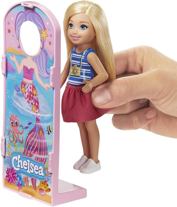 Barbie GHV82 - Chelsea Fairground Playset Cu Păpușă, Aprox. 15 Cm, Blondă, Cu Modă Și Accesorii, Cu Roată Ferris, Mașini Bumper, Pui Și Mai Mult, Jucărie Cadou Pentru Copii De La 3 La 7 Ani