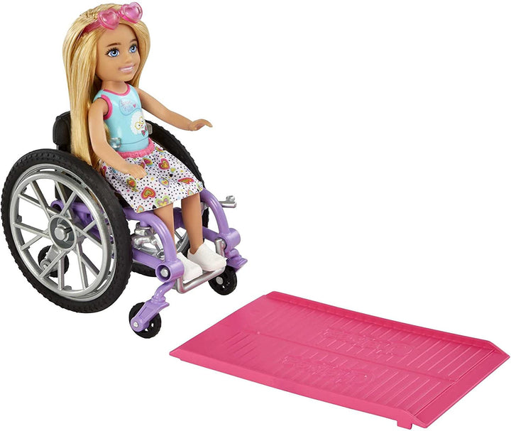 Barbie Chelsea Series, Fashionista Chelsea Doll cu păr blond, rochie, ochelari de soare, scaun cu rotile și rampă, autocolante, cadou pentru copii, jucării de la 3 ani, Hgp29
