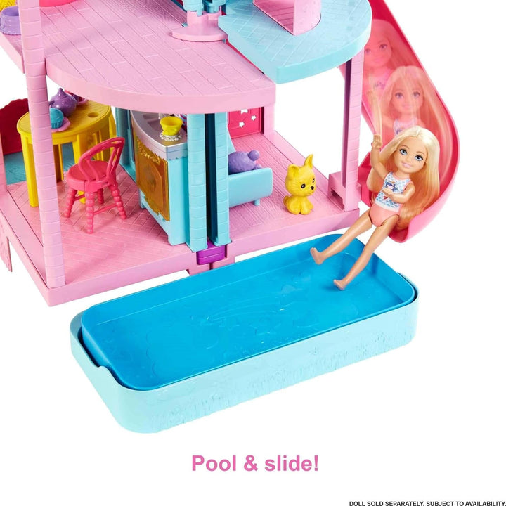 Barbie Chelsea Playhouse - 3 etaje cu funcție de transformare, zone de joacă secrete, lift, piscină, tobogan, 2 animale de companie și mai mult de 20 de accesorii, pentru copii cu vârsta de peste 3 ani, HHX44