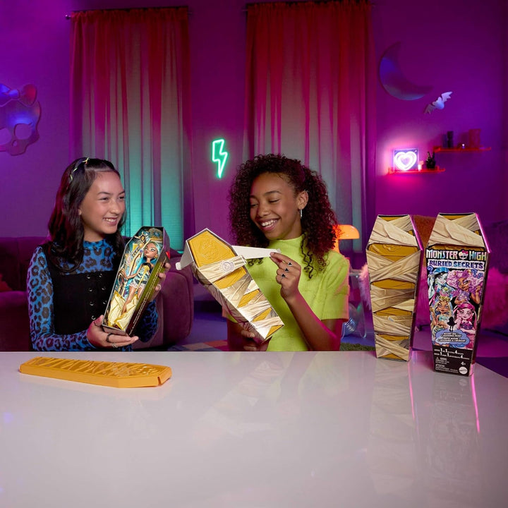 Păpuși și accesorii Monster High Buried Secrets, temă confortabilă Creepover cu păpușă misterioasă și 5 surprize de dezvelit (cifrele pot varia), HYV64