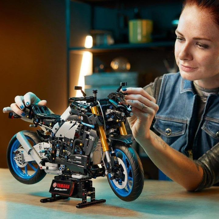 LEGO 42159 Technic Yamaha MT-10 SP Kit model de motocicletă pentru adulți, model autentic de vehicul cu motor cu 4 cilindri, direcție funcțională și aplicație Ar, cadou pentru bărbați și femei