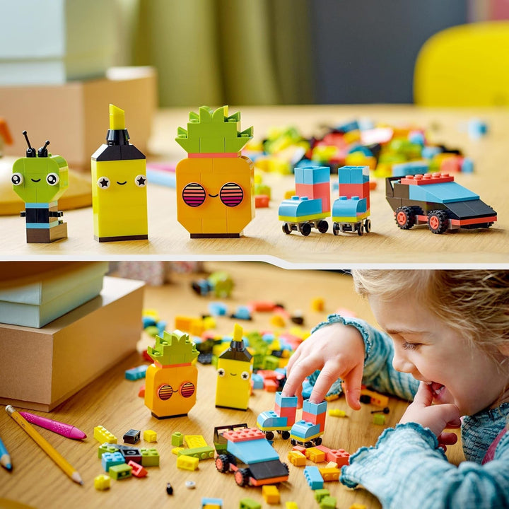 LEGO 11027 Classic Neon Creative Building Set, Brick Box Set, Jucărie de construcție cu modele: mașină, ananas, extraterestru, patine cu rotile, figuri și multe altele, pentru copii de la 5 ani în sus