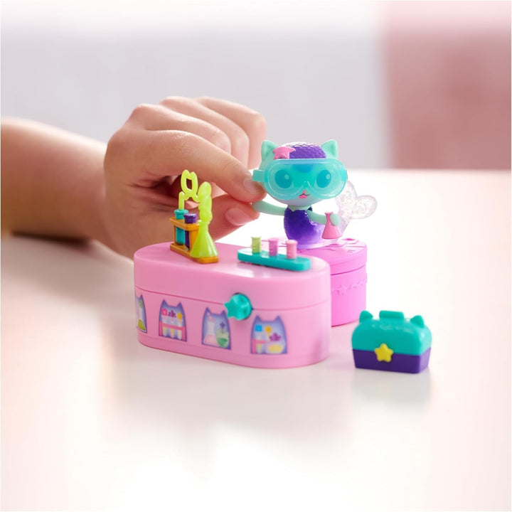 Gabby™S Dollhouse, Bobble Kitty Furniture Pack Of Meerkats, figură de pisică cu mobilier și accesorii pentru casa de păpuși, de la 3 ani