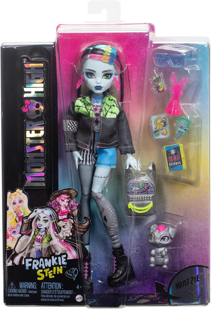 Păpușă Monster High Frankie Stone cu jachetă din denim și pantaloni scurți, include câinele Watzie și accesorii precum un rucsac, o gustare și un notebook, HXH73