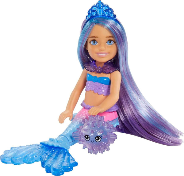 Barbie Mermaid Power, păpușă Chelsea, păpușă sirenă, Chelsea cu păr albastru și violet, coroană, coadă de sirenă, accesoriu, cadou pentru copii de la 3 ani, Hhg57
