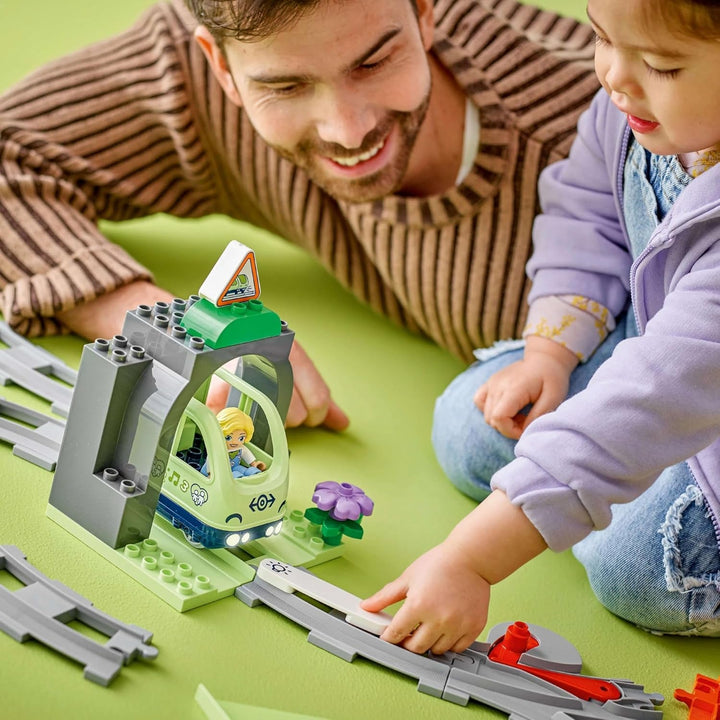 LEGO DUPLO Town Railway Tunnel And Tracks - Set de expansiune, cadou pentru copii mici, încurajează dexteritatea, set de joacă pentru fanii vehiculelor de la 2 ani, jucărie de învățare creativă 10425