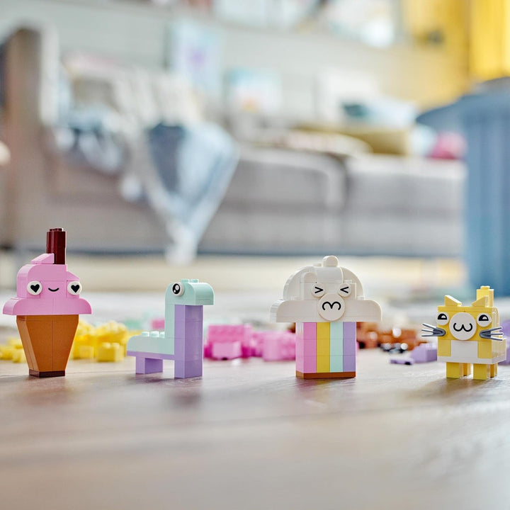 LEGO 11028 Classic Pastel Creative Building Set Brick Box, jucărie de construcție pentru fete și băieți cu vârsta de peste 5 ani Cu modele; înghețată, dinozaur, pisică și multe altele
