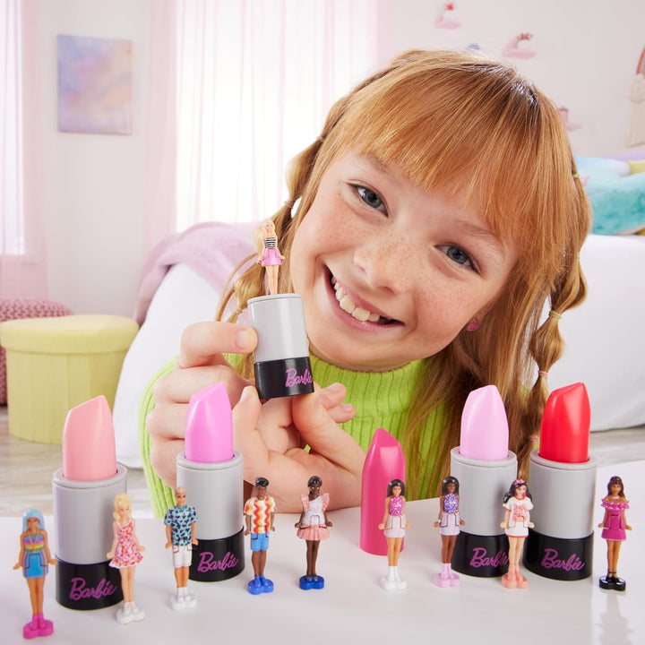 Barbie Mini Barbieland Set de 5 păpuși Fashionistas, Aprox. 3.8cm înălțime Mini păpuși în mâneci de ruj, set de colecție cu surprize (stilurile pot varia), JBD26