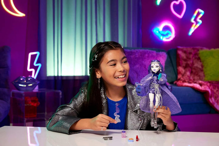 Păpușă Monster High Spectra Vondergeist cu dihorul Rhuen și accesorii precum rucsac, tabletă, gustări și multe altele, HXH77