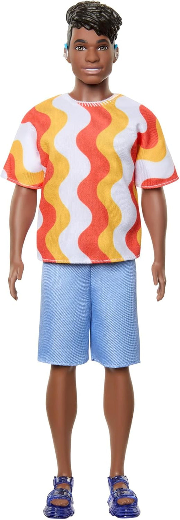 Barbie Fashionistas Ken Doll nr. 220 Cu bretele și formă largă a corpului într-o cămașă detașabilă cu model portocaliu, pantaloni scurți și sandale cu platformă, HRH23