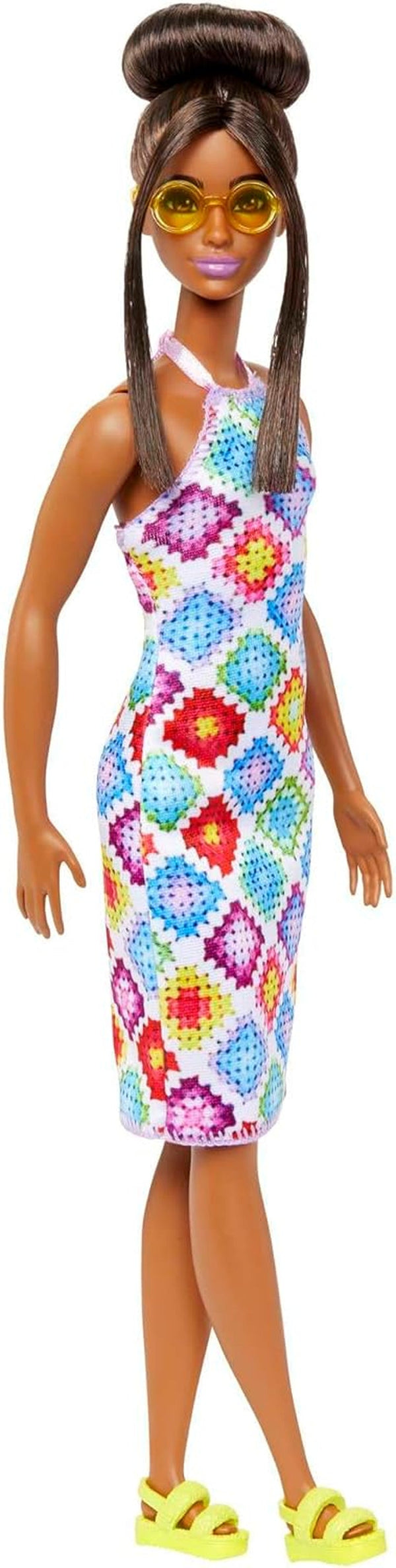 Barbie Fashionistas - Păpușa nr. 210 cu coc glamorous și rochie midi croșetată, ochelari de soare aurii și sandale galbene, pentru copii de la 3 ani în sus, HJT07