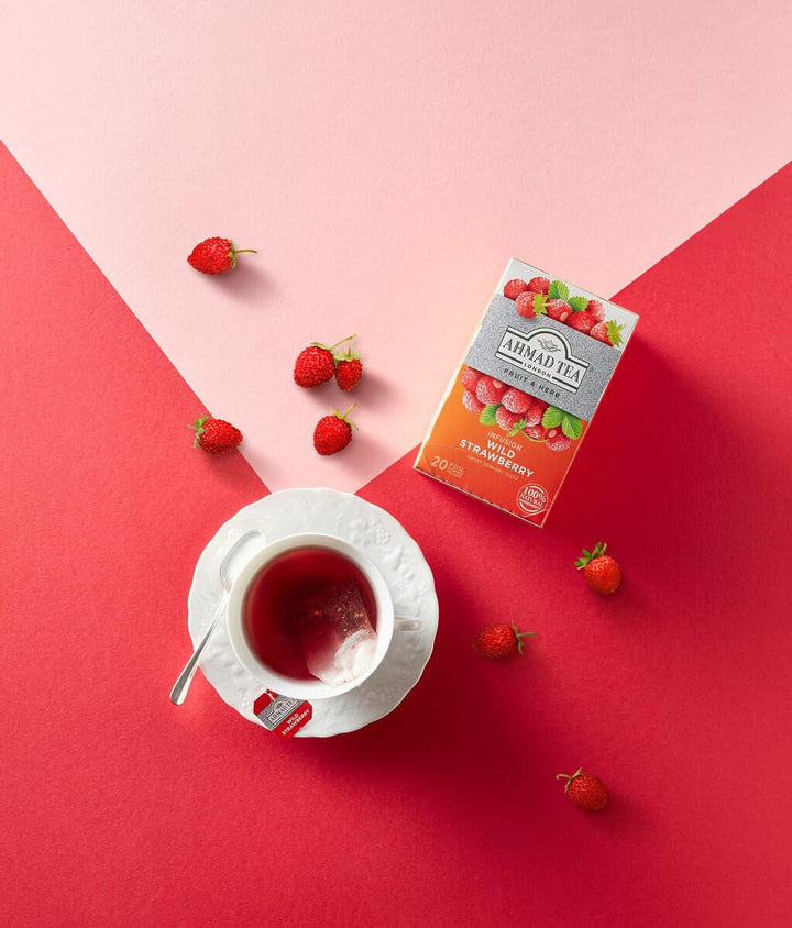 Ahmad Tea - Căpșuni sălbatice - Ceai de fructe și plante fără cofeină - Căpșuni - Pliculețe de ceai ambalate individual, cu aromă sigilată, cu 2 g de ceai per porție - 20 de pliculețe de ceai cu bandă