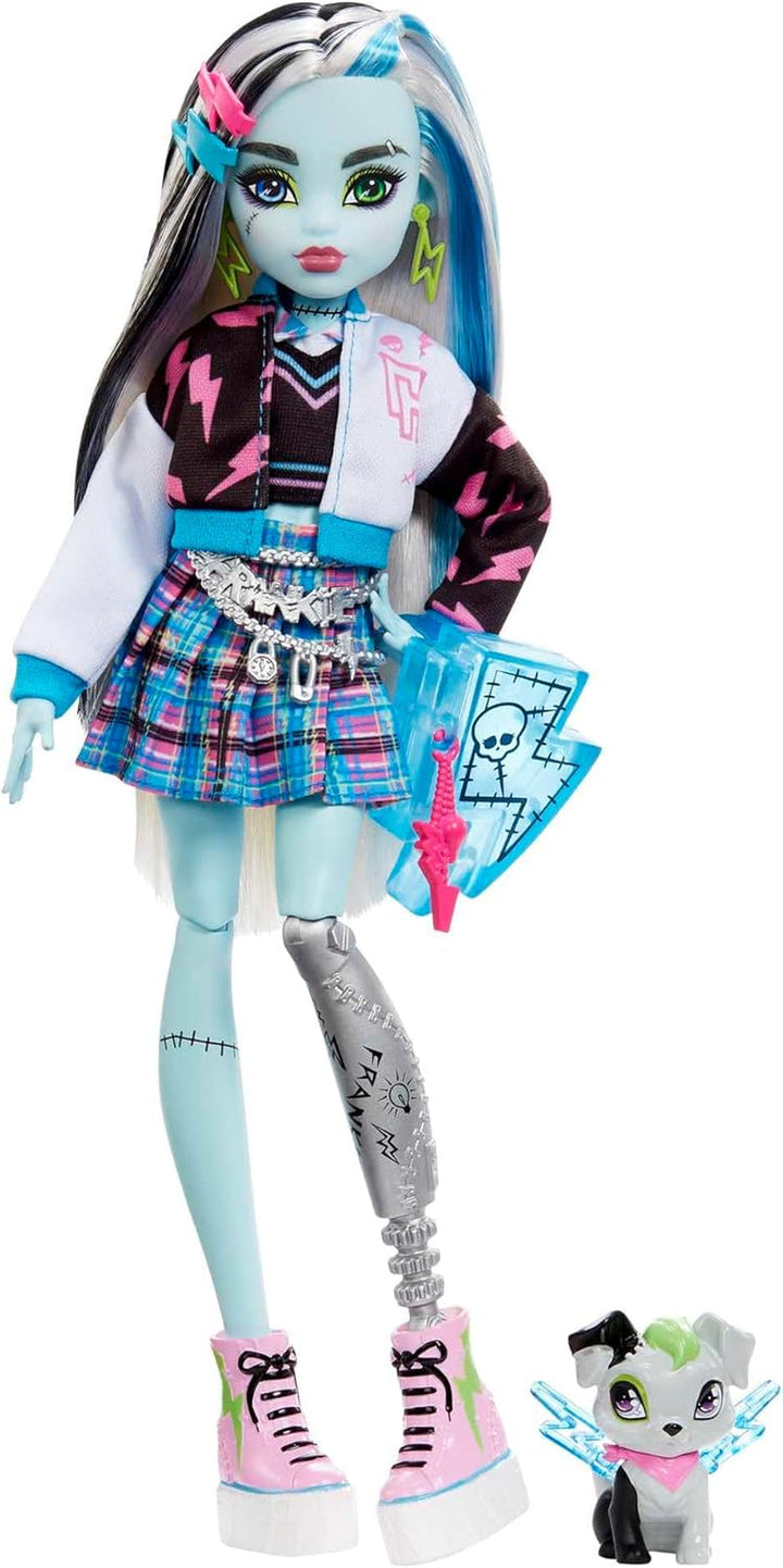 Păpușă Monster High Frankie Stone cu jachetă din denim și pantaloni scurți, include câinele Watzie și accesorii precum un rucsac, o gustare și un notebook, HXH73