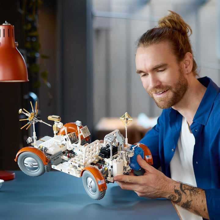 LEGO Technic NASA Apollo Lunar Roving Vehicle (LRV), Model de rover lunar pentru adulți, obiect de colecție spațială pentru pasionații de știință, jucărie de construcție, model de vehicul spațial 42182