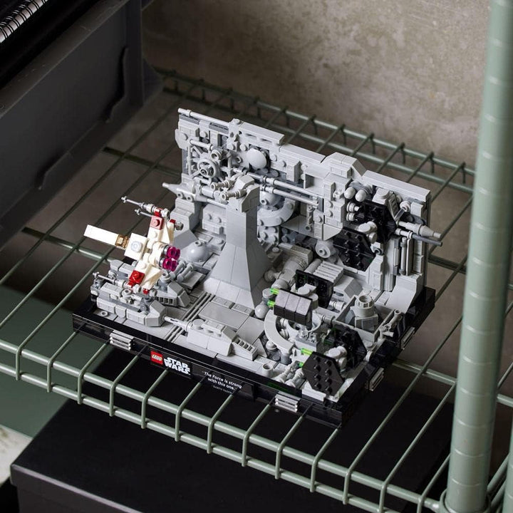 LEGO 75329 Star Wars Death Star Trench Run Diorama Set, kit model pentru adulți cu X-Wing-ul lui Luke Skywalker, merchandise pentru fani din A New Hope, decorare cameră, cadou