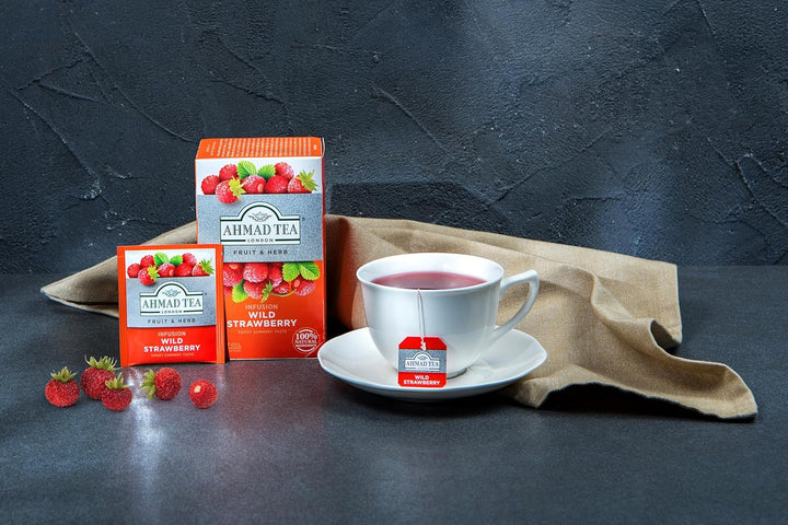 Ahmad Tea - Căpșuni sălbatice - Ceai de fructe și plante fără cofeină - Căpșuni - Pliculețe de ceai ambalate individual, cu aromă sigilată, cu 2 g de ceai per porție - 20 de pliculețe de ceai cu bandă