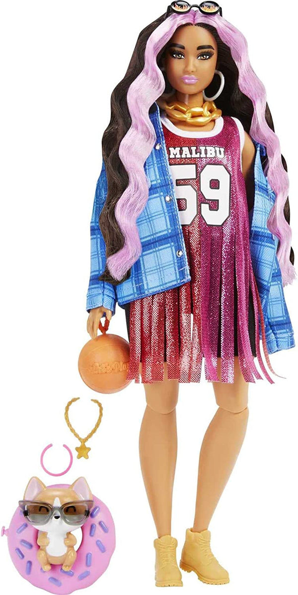 Barbie HDJ46 - Păpușă extra în rochie cu tricou de baschet și accesorii, cu animal de companie Corgi, păr creț extra lung cu șuvițe roz și articulații flexibile, jucărie cadou pentru copii de peste 3 ani