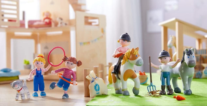 HABA 303672 - Little Friends - Conni | Mini păpușă drăguță de la 3 ani | Păpușă pliabilă durabilă din plastic pentru distracție de lungă durată în timpul jocului | Cadou pentru toți fanii Conni