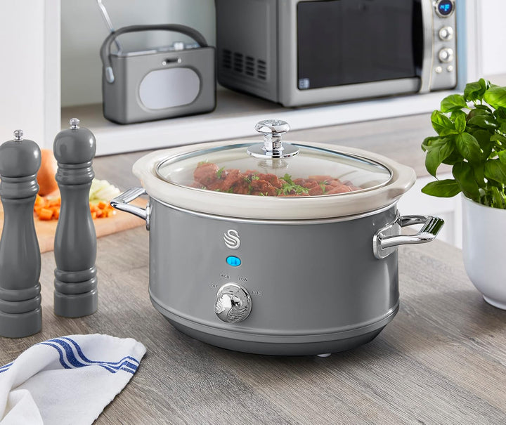 Swan Retro SF17021GRNEU Slow Cooker 3,5L Abnehmbarer Kochbehälter, PFOA- Und Ptfe-Freier Keramischer Antihaft-Behälter, 3 Temperaturstufen, Glasdeckel, Vintage-Design, Grau, 200W