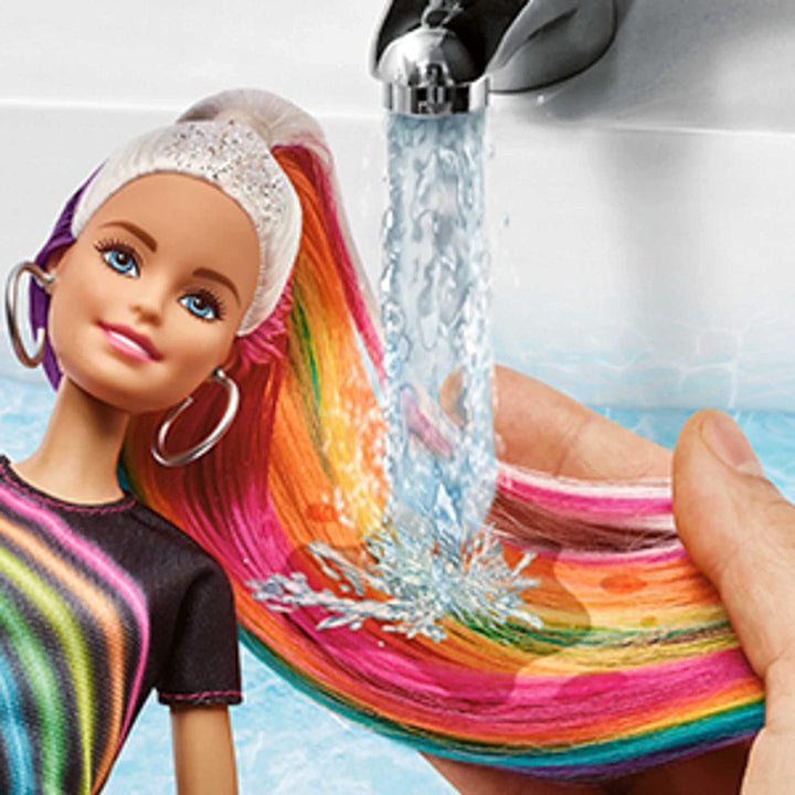 Barbie FXN96 - Rainbow Glitter Hair Doll cu păr blond lung, curcubeu ascuns de cinci culori, gel cu sclipici, perie de păr, accesoriu pentru coafat, cadou de jucărie pentru copii de la 5 ani în sus
