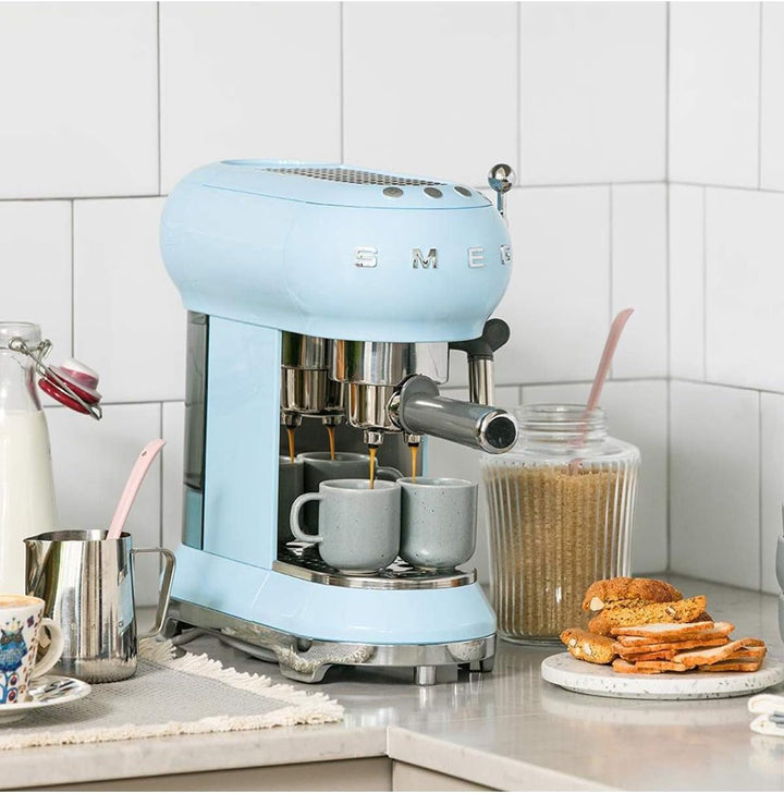 Espressor manual Smeg, ECF01PBEU, sistem cappuccino, termobloc, capacitate mare a ceștilor și funcție dublă de cafea, rezervor de apă de 1 l, dimensiuni compacte, 1350 W, albastru pastel