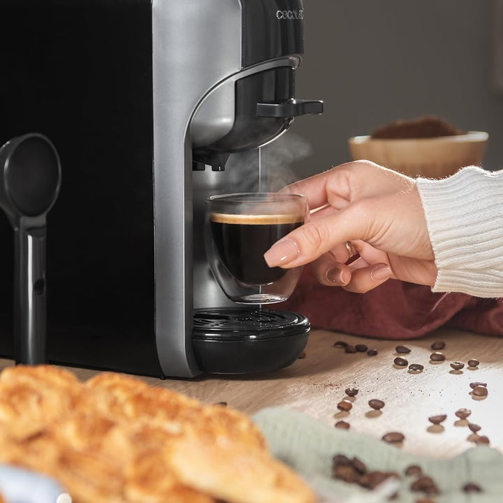 Espressor compact Cecotec Espresso Freestyle, putere maximă 1450 W, termobloc, design elegant și compact, pompă ForceAroma cu presiune de 19 bari, rezervor de apă de 600 ml, oprire automată