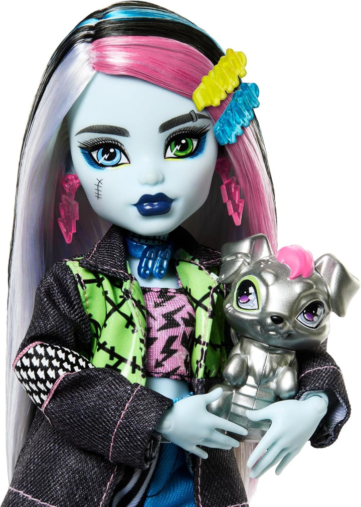 Păpușă Monster High Frankie Stone cu jachetă din denim și pantaloni scurți, include câinele Watzie și accesorii precum un rucsac, o gustare și un notebook, HXH73