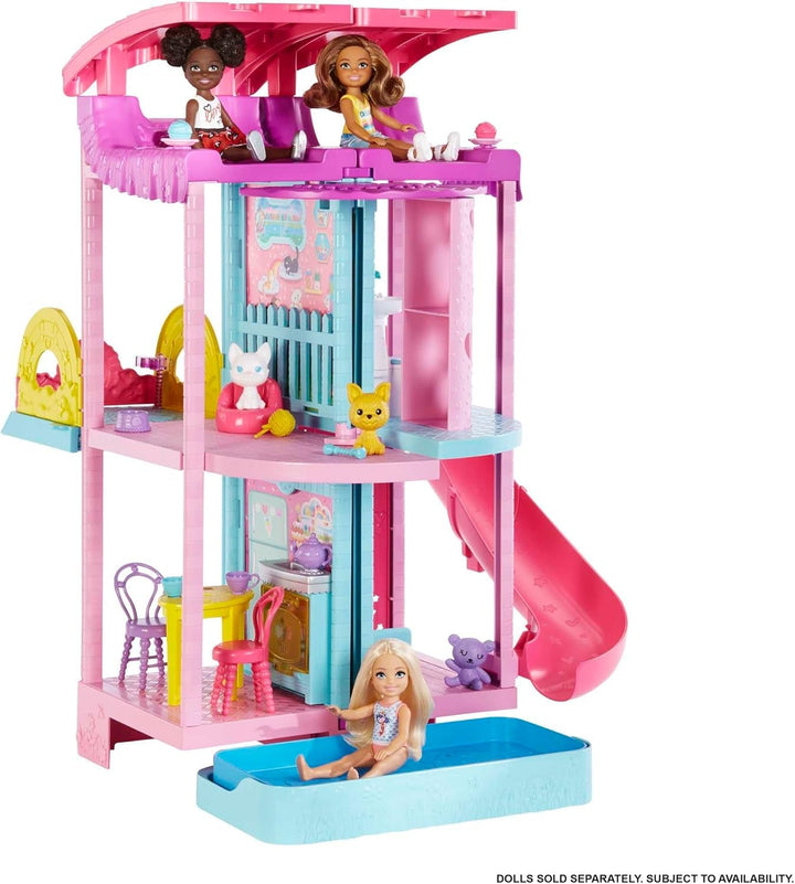 Barbie Chelsea Playhouse - 3 etaje cu funcție de transformare, zone de joacă secrete, lift, piscină, tobogan, 2 animale de companie și mai mult de 20 de accesorii, pentru copii cu vârsta de peste 3 ani, HHX44