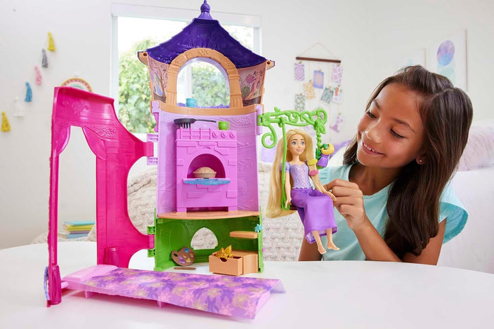 Disney Princess HMV99 - Păpușă Rapunzel mobilă și turn de joacă cu distracție pe tot parcursul, 6 zone de joacă și 15 accesorii, inspirat de filmul Disney, jucării pentru păpuși de la 3 ani