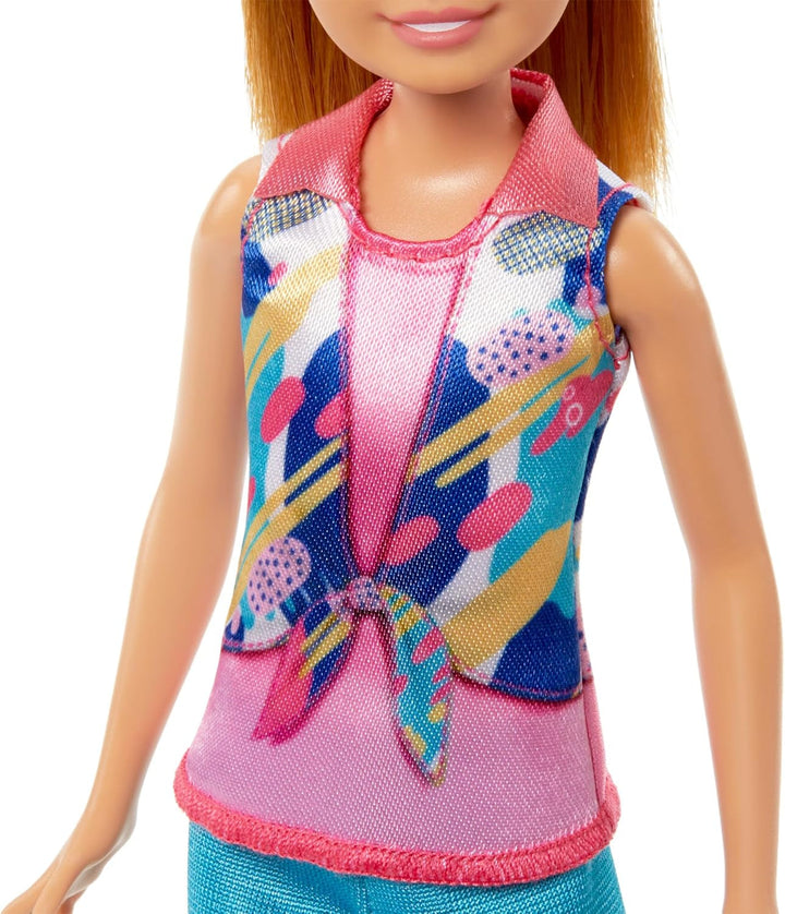 Barbie și sora mai mică Stacie - Asigură aventurile fraților în haine de vară și accesorii, inclusiv aparat de fotografiat, binoclu, pălărie de vară și două pălării mici, pentru copii de la 3 ani, HRM09