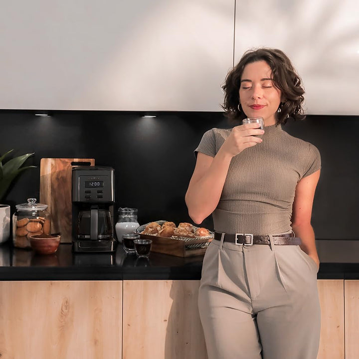 Espressor Cecotec Coffee cu 56 de ore de funcționare, 800 W, programare cafea, oțel inoxidabil, ecran LCD, protecție anti-picurare, capacitate 1,3 l, 12 cești, oprire automată, rezervor cu fereastră