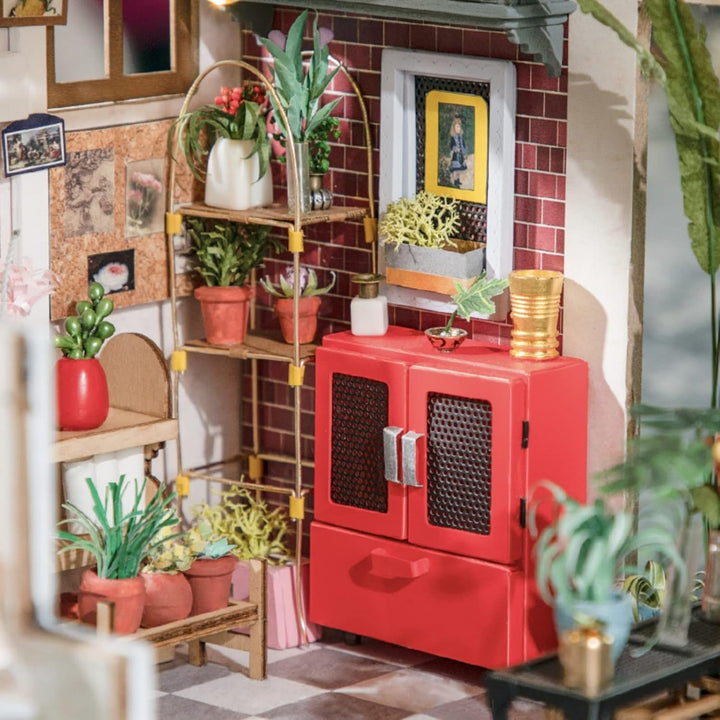 Robotime DG145 Rolife Emily's Flower Shop Miniature Doll's House Fabricat din lemn, metal, tesatura si carton, Dimensiuni: 22 X 15 X 17 Cm,