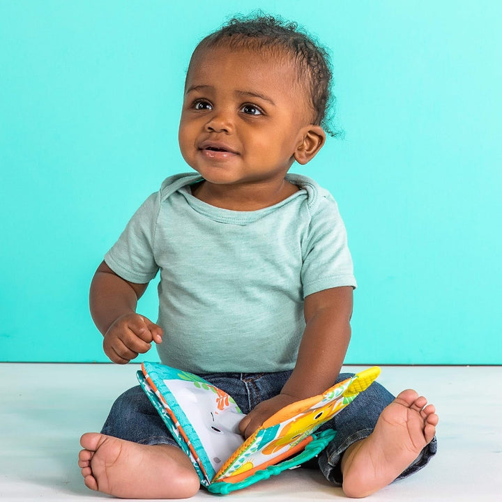 Bright Starts, Teethe & Read, jucărie de prindere pentru carte din țesătură cu zăngănit și carte cu imagini cu animale din țesătură, carte cu zăngănit, inel de dentiție pentru calmarea gingiilor, jucărie pentru bebeluși și copii mici de la 3 luni Jucarii Bebe Naty Shop