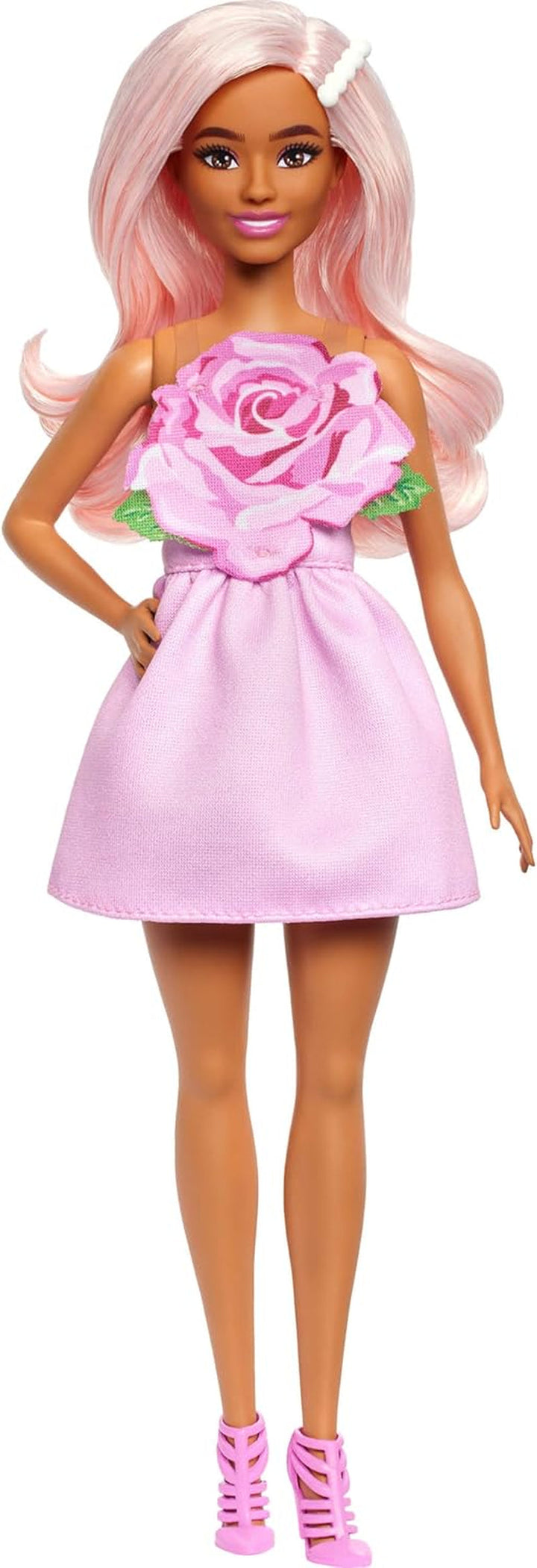 Păpușă Barbie Fashionistas nr. 238 cu păr roz pastel, rochie fără bretele cu partea de sus roz, clemă de păr cu perle și pantofi cu barete cu toc înalt, HYT94